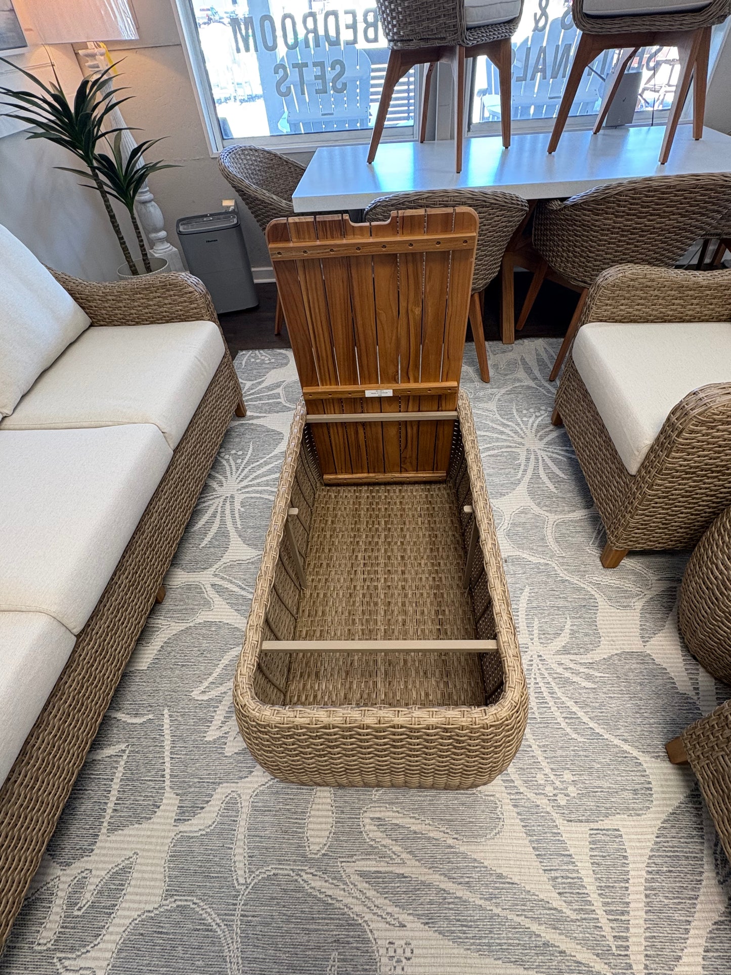PARKS COLLECTION - Biscayne Sofa w/coffee table
